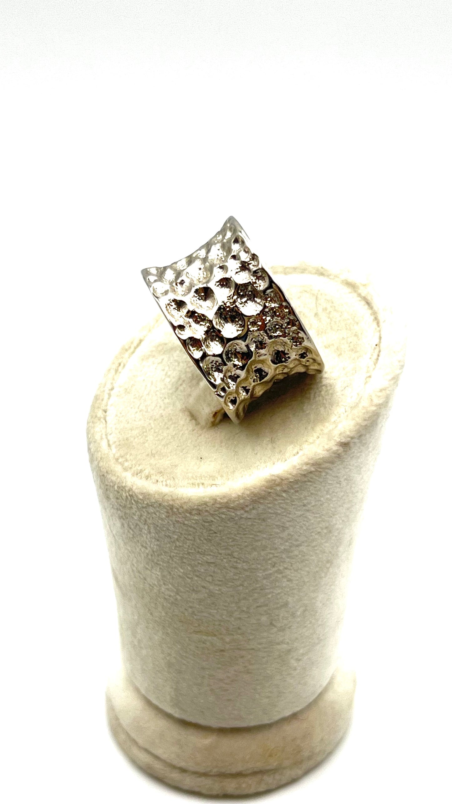 Nira- Wide Sculpted Band